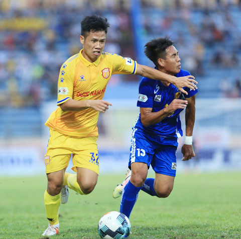 Quảng Nam (phải) vẫn còn cơ hội trụ lại V.league nếu thắng Nam Định - Ảnh: Đức Cường