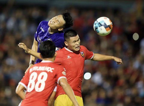 Thành Chung (trên) và đồng đội đang bứt phá mãnh liệt khi mùa giải đi về những vòng cuối - Ảnh: Minh Tuấn