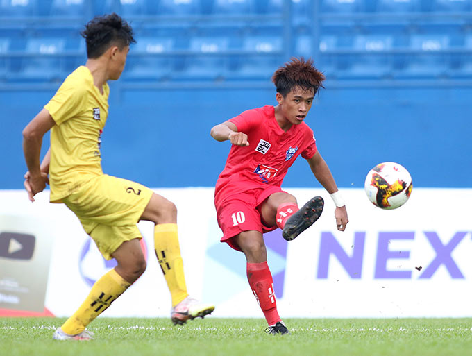 Cả hai đã dự khán trận đấu giữa U15 PVF (đỏ) và U15 Đồng Nai (vàng) 