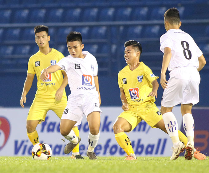 Ở trận đấu thứ 2 của bảng B, derby Quảng - Đà đã diễn ra. Với truyền thống từng 5 lần lọt vào tới trận chung kết của giải U15 quốc gia trong lịch sử, Đà Nẵng nhập cuộc khá tốt trước Quảng Nam. 