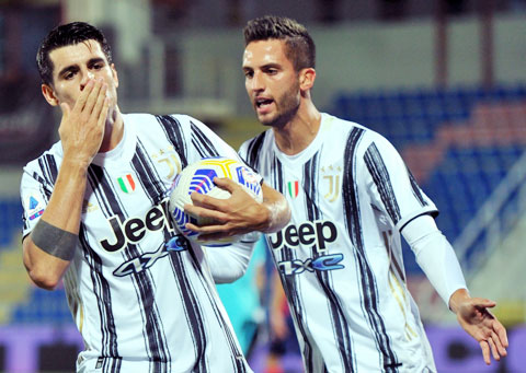 Alvaro Morata (trái) ăn mừng bàn thắng cho Juve trong trận gặp Crotone