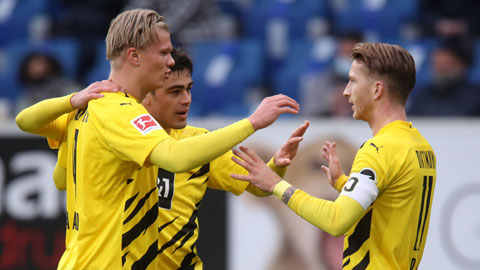 Đồng đội ở Dortmund chúc mừng Marco Reus (bìa phải)  sau khi anh ghi bàn thắng vào lưới Hoffenheim