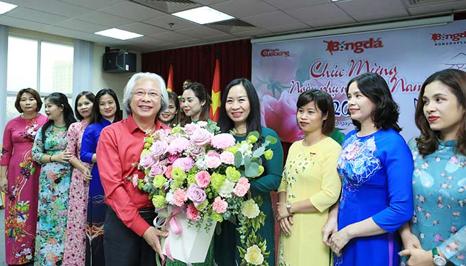 Thay mặt nam nhân viên của tòa soạn, Tổng biên tập Nguyễn Văn Phú gửi lẵng hoa tươi thắm cho các chị em đang làm việc tại Tạp chí Bóng đá