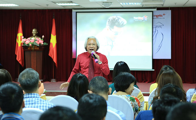 Tổng biên tập Nguyễn Văn Phú thể hiện ca khúc dành tặng cho các nữ phóng viên, biên tập viên, nhân viên của Tạp chí Bóng đá 