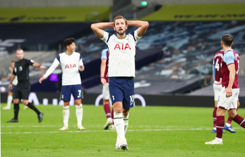 Harry Kane thất thần trong trận đấu Tottenham đánh rơi 2 điểm