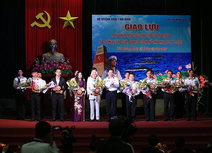  Đại tá Hồ Thanh Hoàn - Bí thư Đảng uỷ, Chính uỷ Bộ Tư lệnh Vùng 1 Hải quân đã phát biểu và trao tặng những phần quà ý nghĩa cho 18 cán bộ, đảng viên tiêu biểu của hai đơn vị 