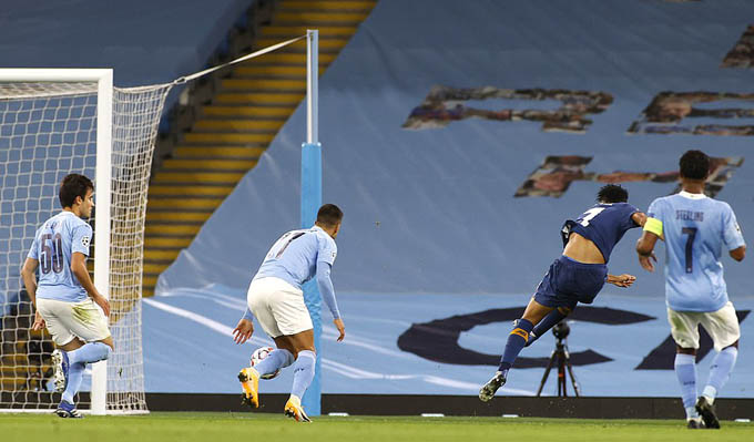 Luis Diaz giúp Porto vượt lên sau bàn thắng ấn tượng