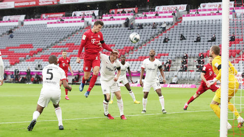 Bayern (áo sẫm) sẽ lại đè bẹp Frankfurt