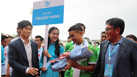 Công Phượng bẽn lẽn trong ngày khai mạc SV-League 2020 Công Phượng bẽn lẽn trong ngày khai mạc SV-League 2020