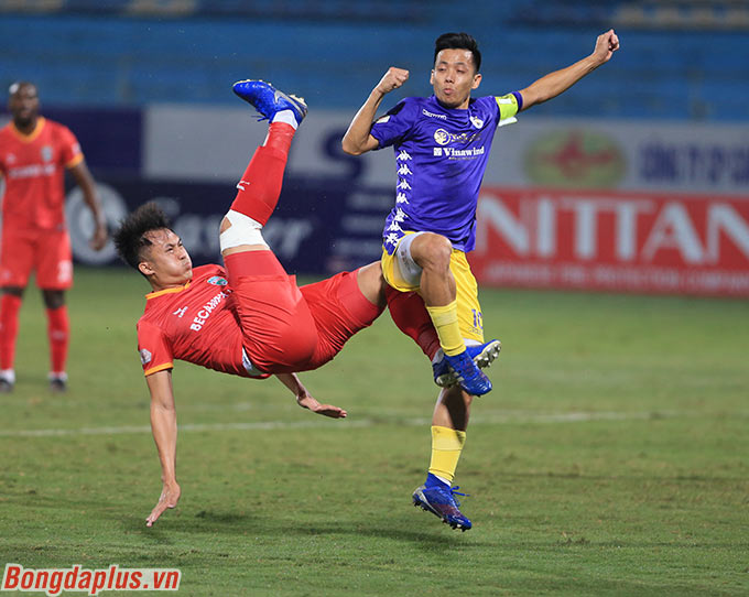 Một ngày trước đó, Hà Nội FC cũng gặp khó khăn trên sân Hàng Đẫy trước B.Bình Dương 