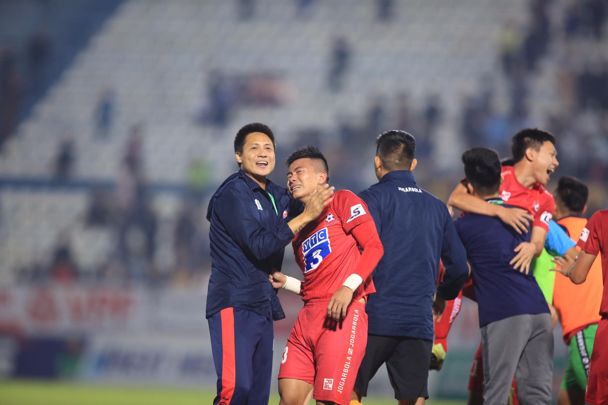 Cầu thủ Hải Phòng không giấu được hạnh phúc khi đội nhà trụ hạng kịch tính - Ảnh: Minh Tuấn 