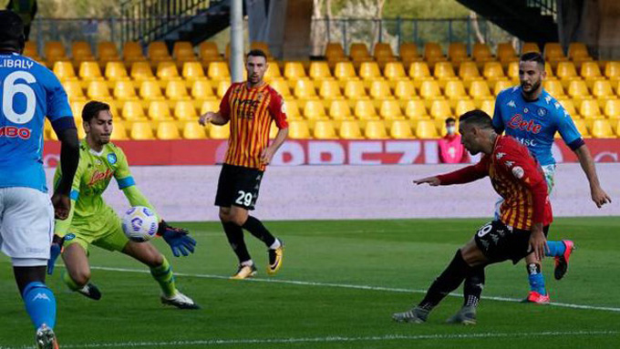 Roberto Insigne mở tỷ số cho Benevento ở phút 30