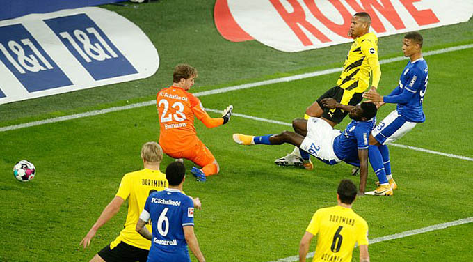 Akanji ghi bàn mở tỷ số cho Dortmund