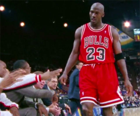 Jordan với chiếc quần thi đấu quá khổ trong đội hình Chicago Bulls 