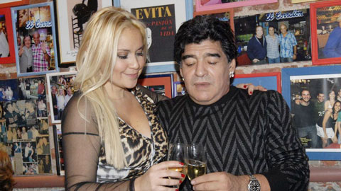 Maradona đuổi hết người thân ra khỏi nhà