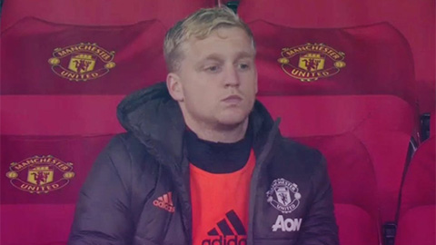 Fan M.U thi nhau 'ném đá' huyền thoại Hà Lan bình phẩm không hay về Van de Beek