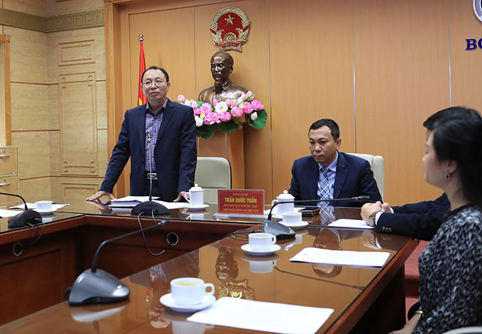 Vụ trưởng Vụ Kế hoạch tài chính Nguyễn Nam Liên đã hoan nghênh và cảm ơn LĐBĐVN kịp thời ủng hộ 10.000 bộ kit xét nghiệm - Ảnh: Phan Tùng