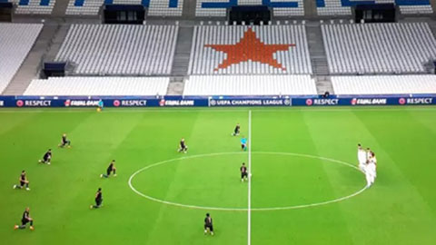 Hình ảnh lạ khi toàn đội Man City quỳ gối còn Marseille đứng nhìn