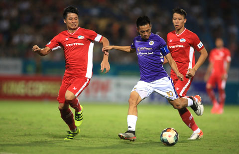 Ngọc Hải và Tiến Dũng đã sẵn sàng ngăn cản các tiền đạo Hà Nội FC ghi bàn    	Ảnh: Minh Tuấn
