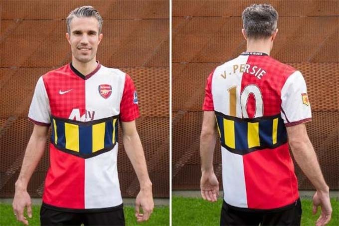 Van Persie mặc áo có chi tiết kết hợp giữa Arsenal và M.U