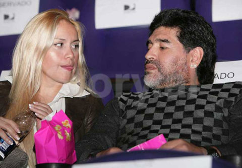 Trước sinh nhật thứ 60, Maradona đã cãi nhau và đuổi cả bạn gái Veronica (trái) lẫn đám con ra khỏi nhà