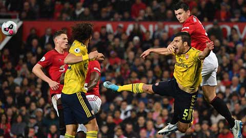 M.U vs Arsenal: Thi công hay thi... thủ