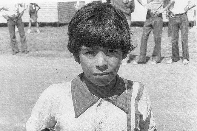 Nhóc tì Diego Maradona thời trẻ trâu
