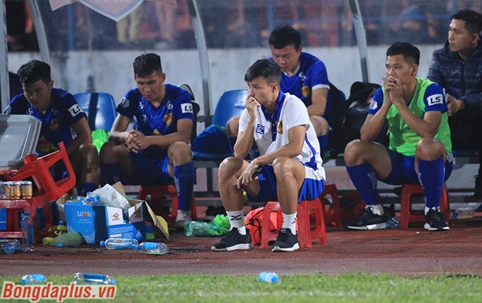 Cầu thủ Quảng Nam buồn bã khóc vi rớt hạng V.League 