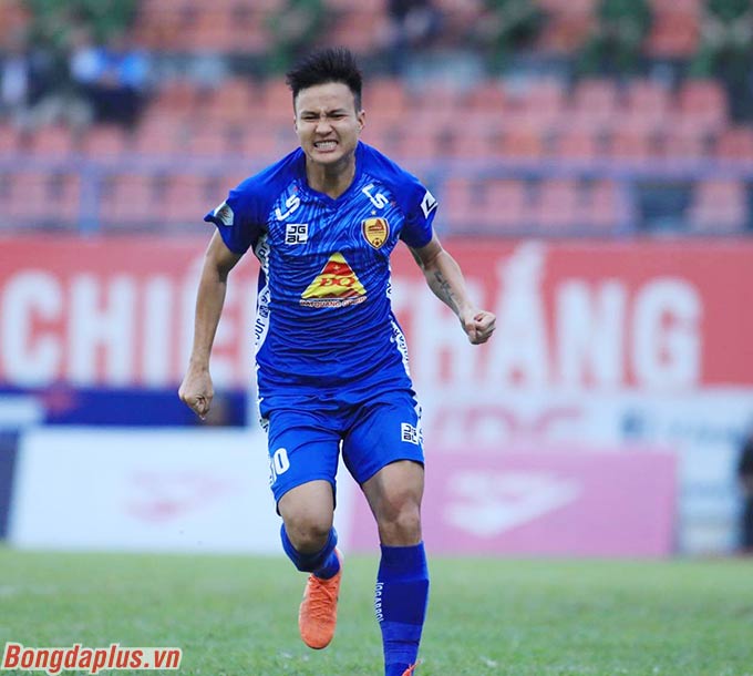 Quảng Nam FC buộc phải thắng Hải Phòng trên sân Lạch Tray như một trong hai diều kiện để hy vọng ở lại V.League, trong cuộc đua trụ hạng với DNH Nam Định - đội gặp SLNA trên sân Vinh cùng giờ 