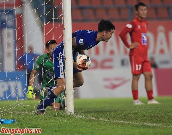 Bàn thắng của Thanh Trung ở phút bù giờ thứ 2 không giúp Quảng Nam trụ hạng do chỉ thắng 4-2 chung cuộc 