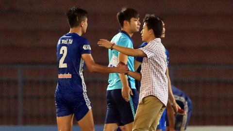 HLV Thành Công động viên các học trò sau một trận đấu ở V.League	Ảnh: Phan Tùng
