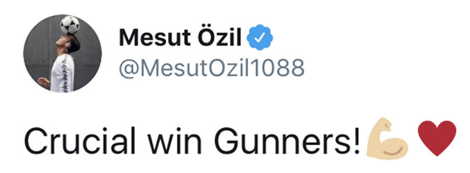 Oezil chúc mừng chiến thắng của Arsenal trước M.U