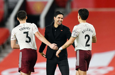 Arteta nở nụ cười mãn nguyện khi ông giúp Arsenal đánh bại M.U 1-0 ngay trên sân đối phương
