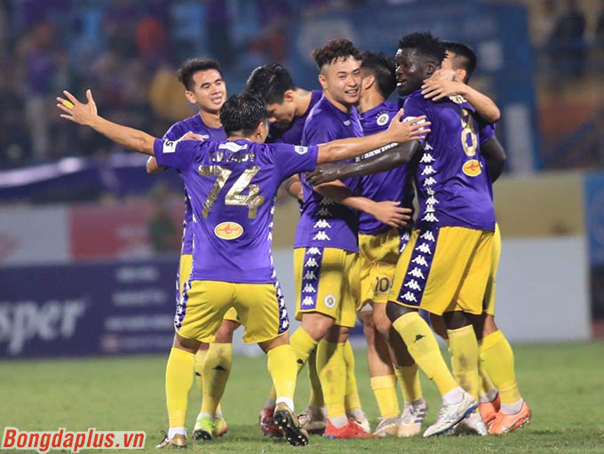 Hà Nội FC cũng đã loại Sài Gòn FC khỏi cuộc đua đến ngôi vô địch 