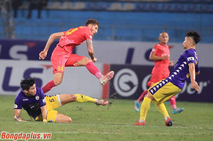 Geovane với cú sút uy lực bằng chân trái tung lưới Hà Nội FC, gỡ hòa 1-1 cho Sài Gòn FC sau hiệp 1 