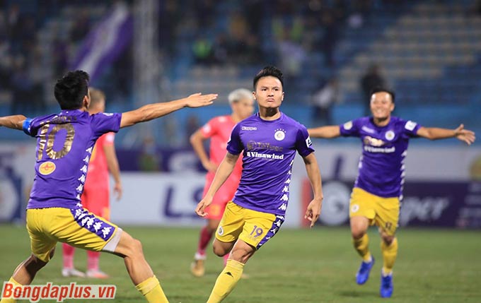 Đầu hiệp 2, cú vô lê từ tuyến hai của Quang Hải đã phá bỏ sự bế tắc của Hà Nội FC 