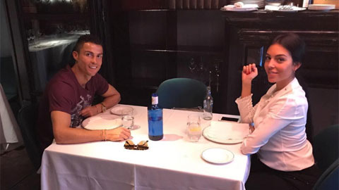 Ronaldo vẫn vui vẻ dù phải đợi gần 1 tiếng ở nhà hàng