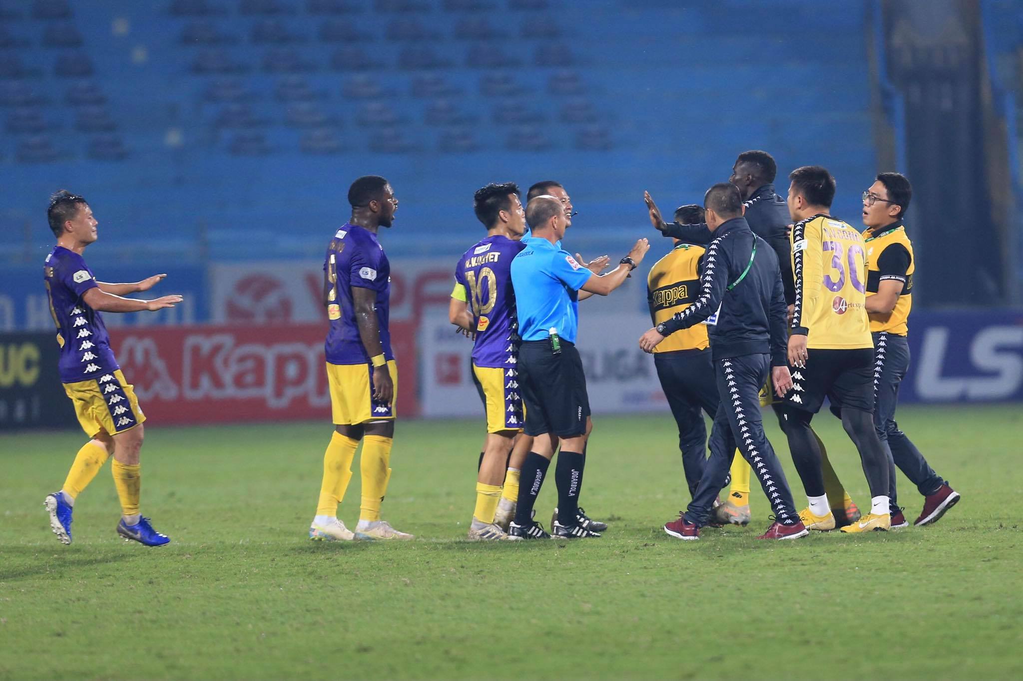 Tình huống cầu thủ Hà Nội FC lao vào sân phản ứng trọng tài sau hiệp 1 - Ảnh: Đức Cường 