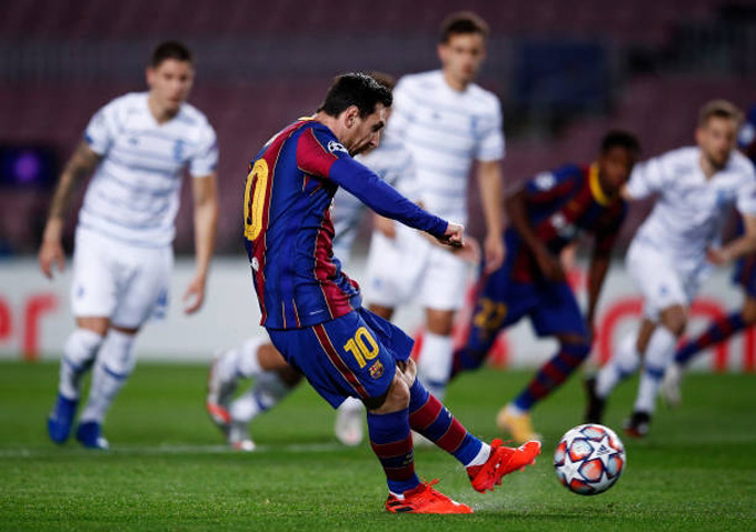 Messi mở tỷ số ngay phút thứ 4 trên chấm 11m