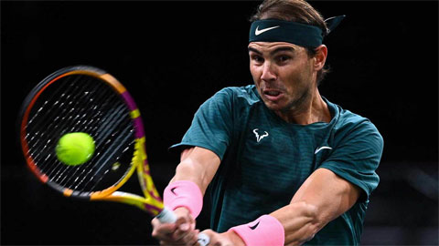 Nadal cứu set-point để vào tứ kết Paris Masters 2020
