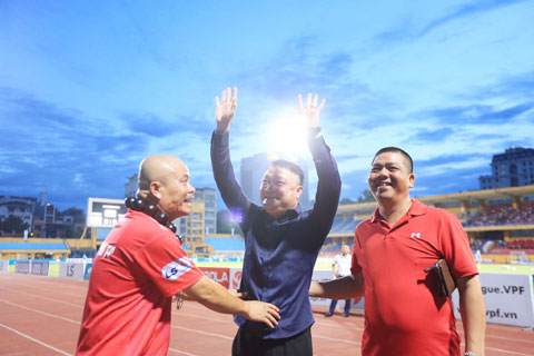 HLV Trương Việt Hoàng (giữa) ăn mừng chiến thắng - Ảnh: Đức Cường