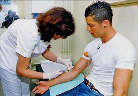  Ronaldo không xăm hình để có thể thường xuyên đi hiến máu