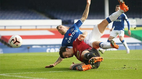 Maguire, Bruno Fernandes may mắn thoát thẻ đỏ ở trận M.U thắng Everton