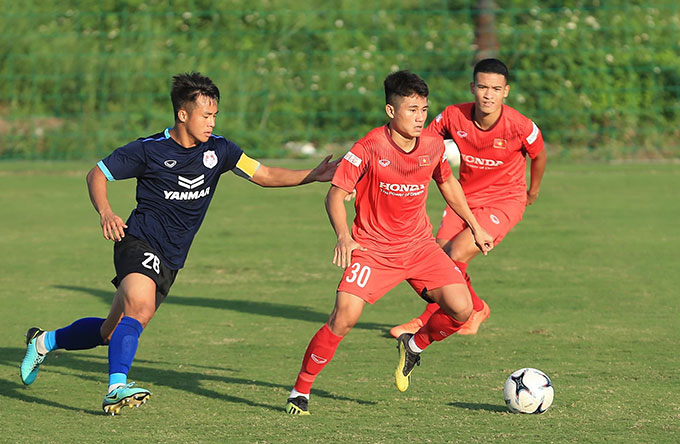 Cầu thủ 17 tuổi Nguyễn Phi Hoàng được HLV Park Hang Seo điền vào đội hình xuất phát