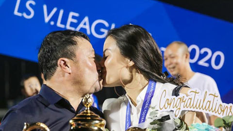 Vợ chồng HLV Trương Việt Hoàng vui mừng sau khi Viettel vô địch 