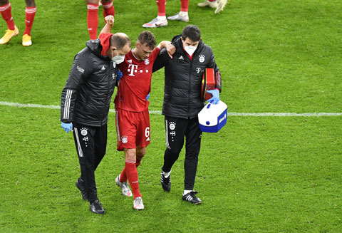 Kimmich đã bật khóc khi dính chấn thương đầu gối nghiêm trọng trong trận gặp Dortmund