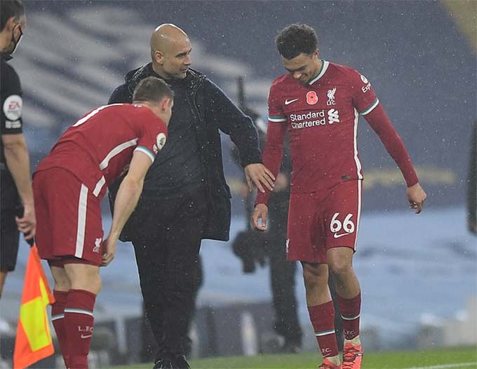 Alexander-Arnord rời sân giữa chừng ở trận Man City - Liverpool vì chấn thương