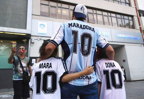 Các fan cầu nguyện cho Maradona