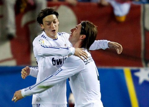 Oezil và Ramos (phải) chỉ có 3 năm chơi bóng cùng nhau tại Real nhưng họ coi nhau như anh em