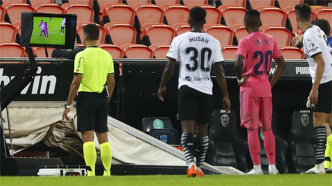 Trọng tài sử dụng công nghệ VAR trong trận đấu giữa Valencia và Real